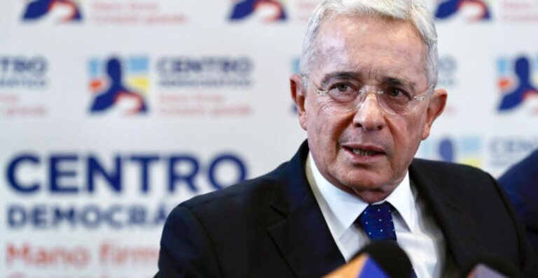Álvaro Uribe Vélez recupera su libertad: INPEC recibe boleta firmada por jueza Sandra Heredia